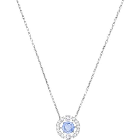 Gros plan sur le Collier et pendentif Swarovski 5279425, mettant en valeur les cristaux bleus et la finition argentée