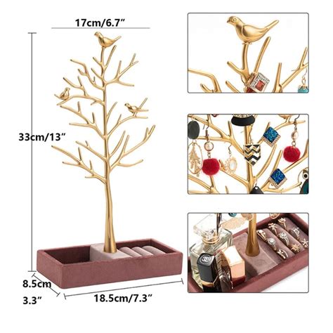 Schéma illustrant différents types de rangements à bijoux : boîtes compartimentées, arbres à bijoux, porte-colliers muraux.