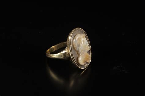 Illustration d'une bague avec un camée représentant un profil.