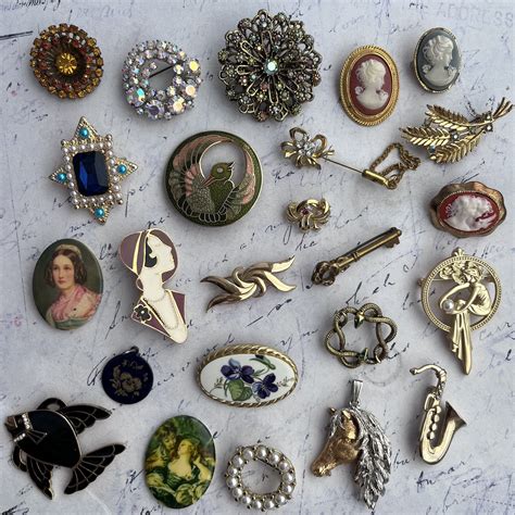 Exemples de différentes broches vintage : Art Nouveau, Art Déco, années 50.