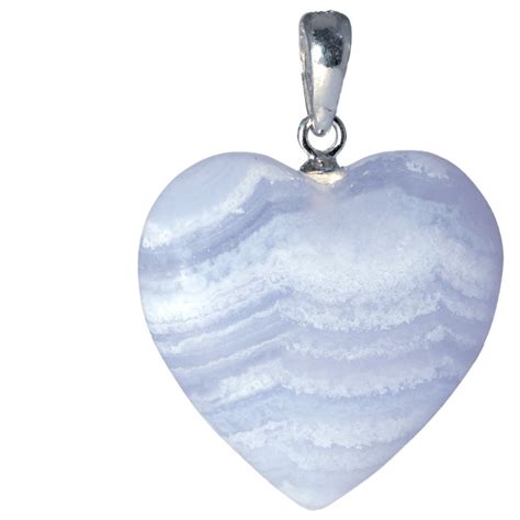 Photo d'un pendentif en calcédoine bleue sculptée, mettant en valeur la finesse du travail et la beauté de la pierre.