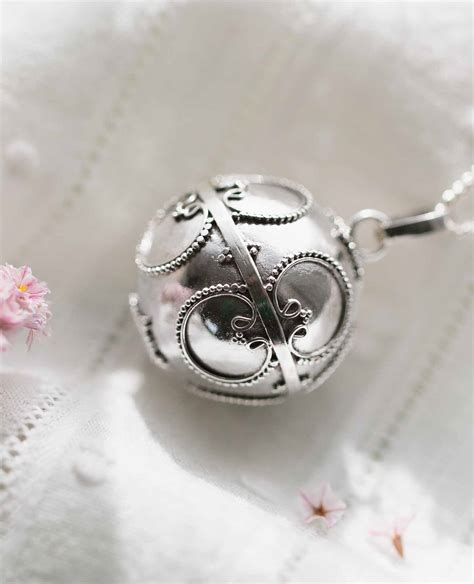 Exemples de bolas de grossesse personnalisés avec charms et médailles gravées