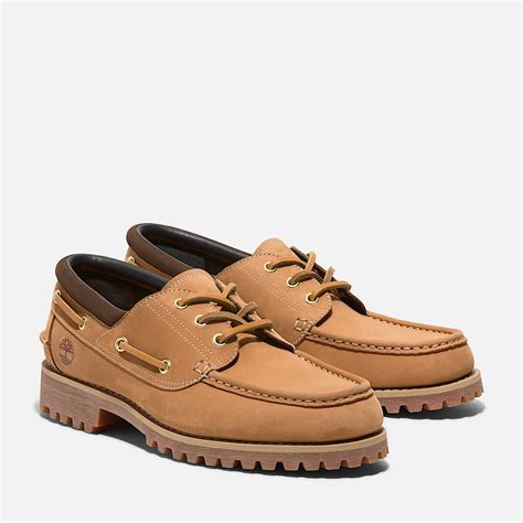 Collage de différents modèles de chaussures Timberland : bottes, chaussures bateau, sneakers