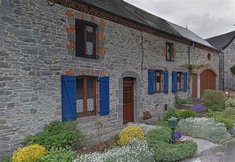 Photographie d'une ancienne maison en pierre bleue typique de l'Avesnois.