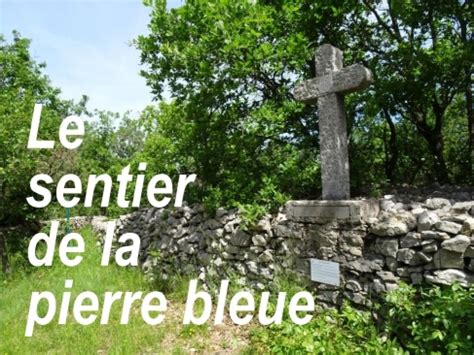 Borne du circuit de la pierre bleue expliquant l'histoire du village et le travail de la pierre.