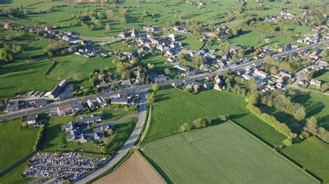 Vue générale du village de Marbaix avec ses maisons en pierre bleue.