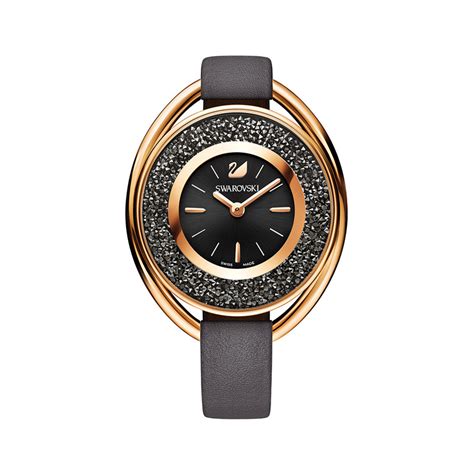 Schéma du design de la montre Swarovski Crystalline Oval 5230946, mettant en évidence le boîtier ovale, le cadran blanc, la lunette sertie de cristaux et le bracelet en cuir blanc.