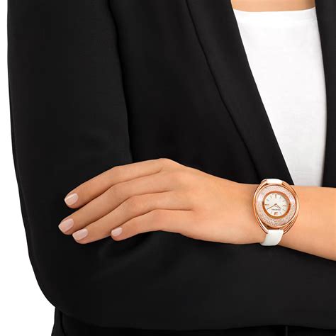Photographie de la montre Swarovski Crystalline Oval 5230946 portée au poignet, mettant en valeur son éclat et son design.
