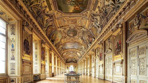 Vue de la Galerie d'Apollon au musée du Louvre, présentant des joyaux de la Couronne.