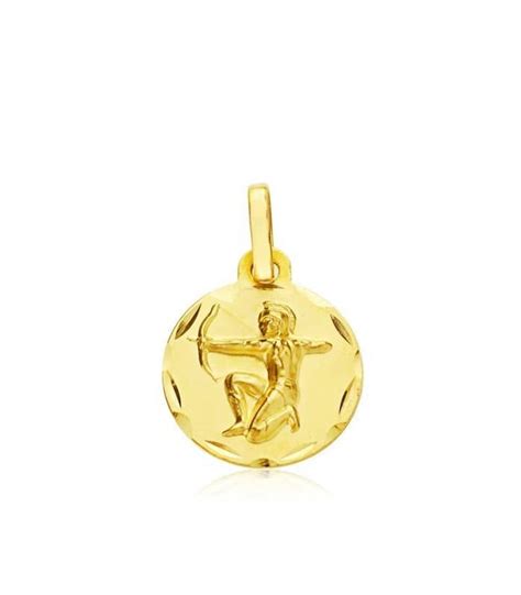 Photographie d'un pendentif Sagittaire en or 14 carats porté autour du cou, mettant en valeur son design.