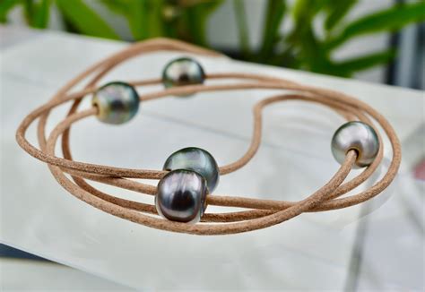 Détail des perles de Tahiti et du cordon du bracelet