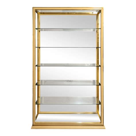 Détail d'une vitrine en laiton avec moulures ouvragées