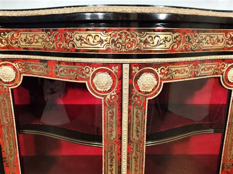 Exemple de marqueterie géométrique sur une vitrine d'époque