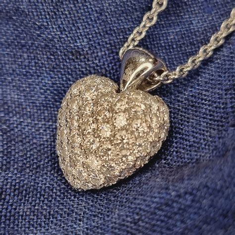 Un pendentif cœur en diamant, scintillant et élégant.