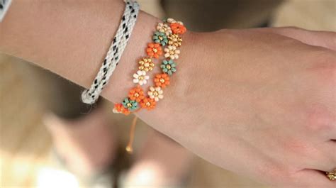 Un bracelet coloré réalisé avec des perles de rocaille, montrant différentes techniques de tissage.