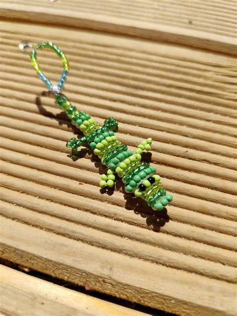 Un petit crocodile réaliste fabriqué entièrement en perles de rocaille.