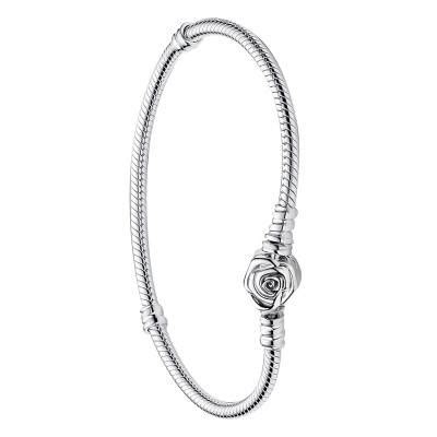 Gros plan sur le fermoir sphérique en argent 925/1000 du bracelet Pandora Moments