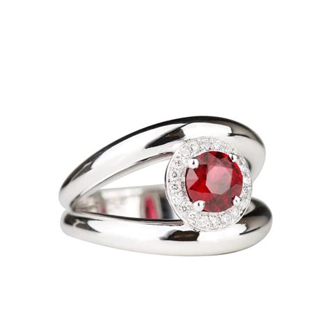 Bague moderne en or blanc avec un spinelle rouge au centre