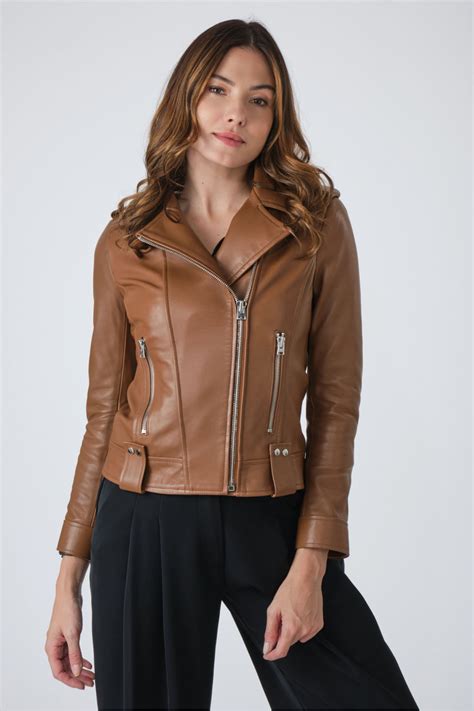 Un perfecto en cuir camel, une pièce polyvalente pour l'automne