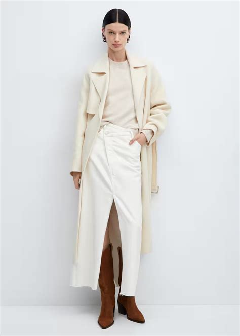Look monochrome blanc avec des bottes de cow-boy pour un style sophistiqué