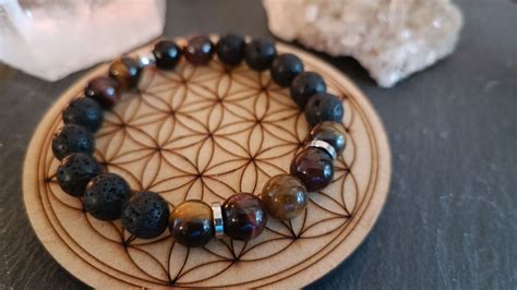 Collection de bracelets homme avec diverses pierres naturelles et symboles