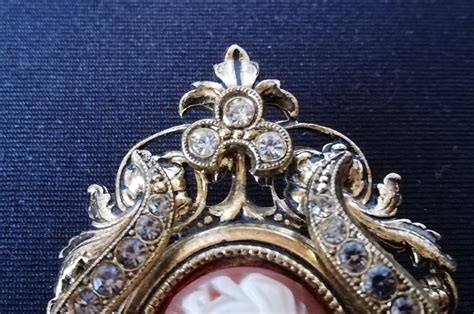 Exemple de bijou Napoléon III avec motifs floraux et perles