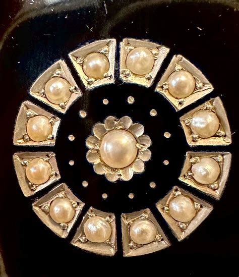Photographie de bijoux victoriens en noir et or