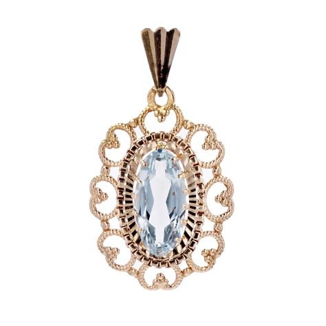 Photographie de bijoux en aigue-marine, incluant bagues, pendentifs et boucles d'oreilles.