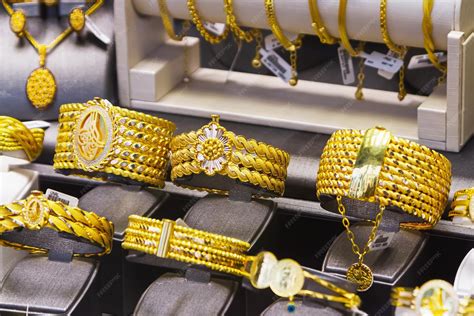 Gros plan sur des bijoux élégants (colliers, bracelets, bagues)