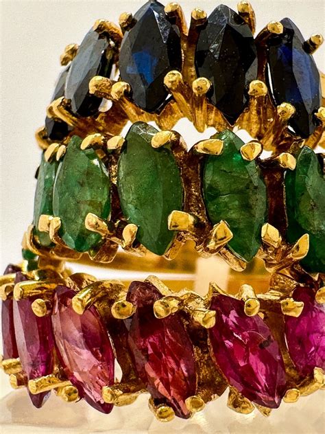 Collection de bijoux Diva avec des émeraudes, des rubis et des saphirs