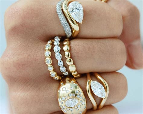 Illustration de différents styles de bagues pour hommes avec diamants, des solitaires aux modèles plus élaborés.