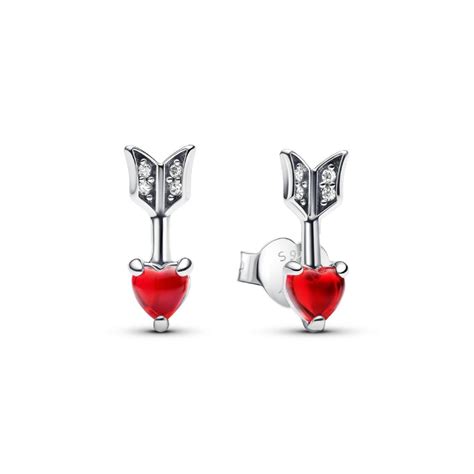 Schéma des boucles d'oreilles Pandora Flèche & Cœur, mettant en évidence le cœur en Verre de Murano rouge, la flèche ornée de zirconium, et le métal Argent 925/1000.