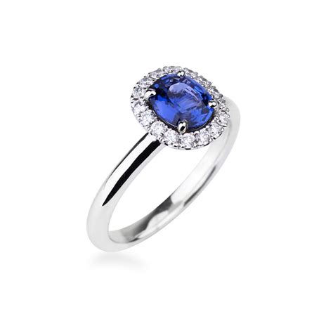 Une bague ornée d'un saphir bleu profond