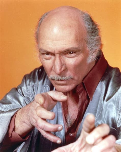 Portrait de Lee Van Cleef dans un costume de western