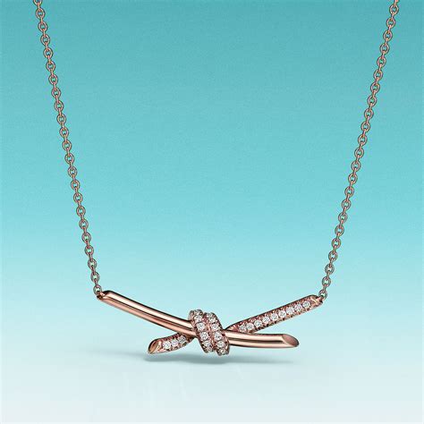 Collection de colliers et pendentifs Tiffany & Co. avec divers styles et longueurs.
