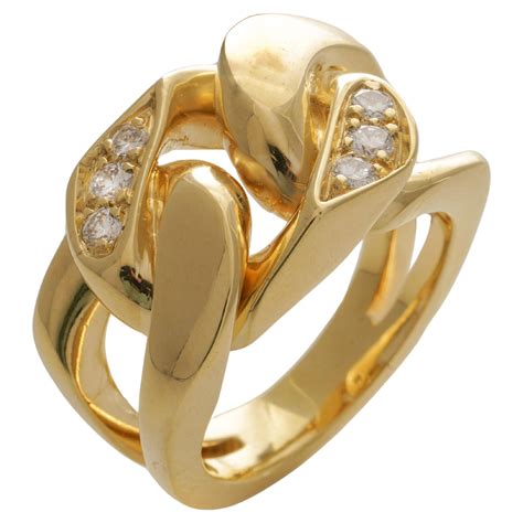 Détail d'une bague en or 18 carats avec un processus de contrôle qualité