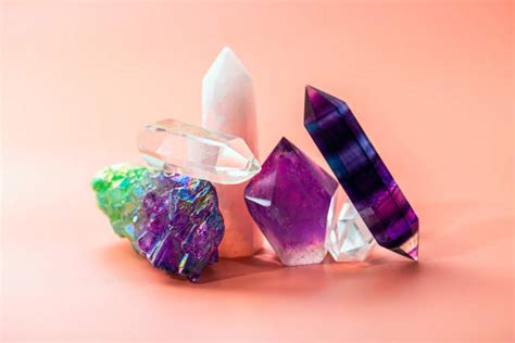 Collection variée de cristaux de quartz aux différentes couleurs