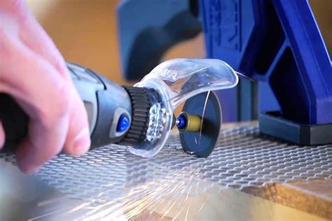 Illustration d'un outil Dremel avec divers embouts pour différentes tâches.