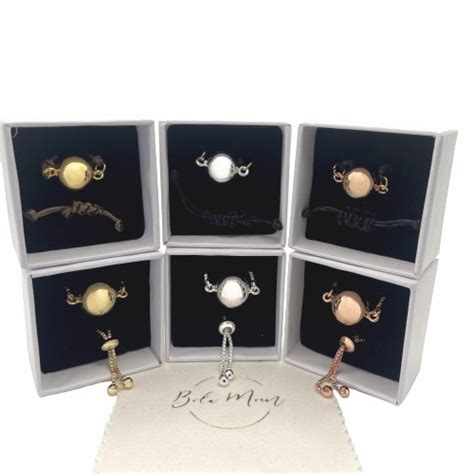 Image d'un bracelet Bola de grossesse pour papa, avec des perles et un pendentif sonore.