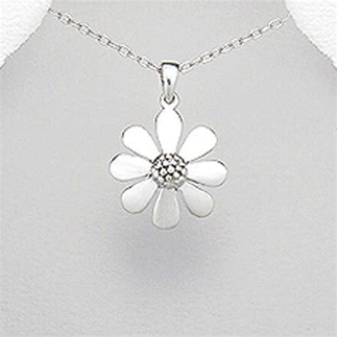 Photographie d'un collier marguerite délicat en argent avec un pendentif fleur.