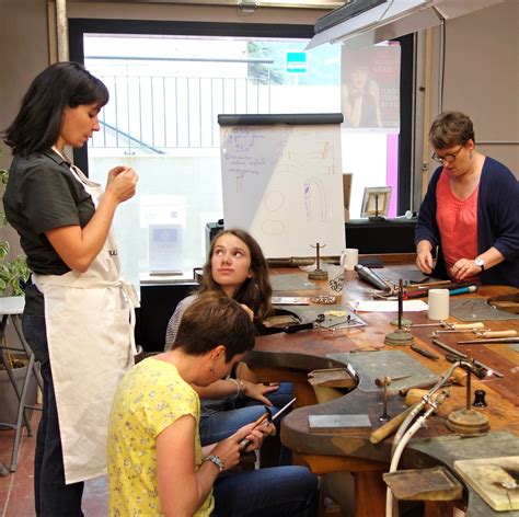 Atelier de fabrication de bijoux en argent avec techniques de précision