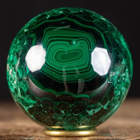 Une sphère de malachite polie aux motifs concentriques verts