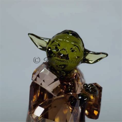 Collection de figurines Star Wars Swarovski, incluant Maître Yoda, Dark Vador et d'autres personnages emblématiques.