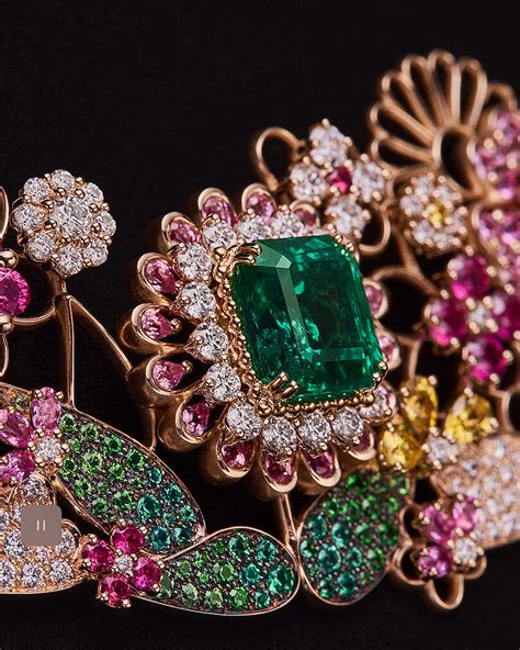 Exemple de parure haute joaillerie Dior mettant en valeur une diversité de pierres colorées