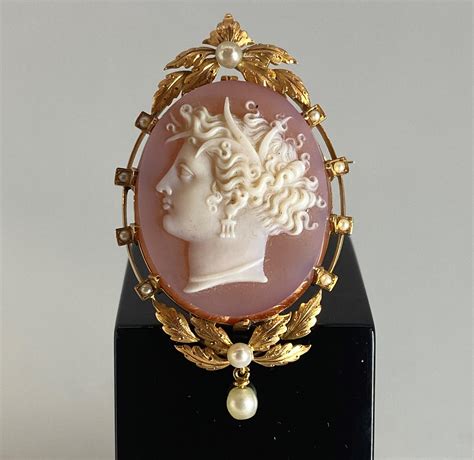 Bracelet camée ancien en or 18 carats avec camées sculptés dans la lave du Vésuve