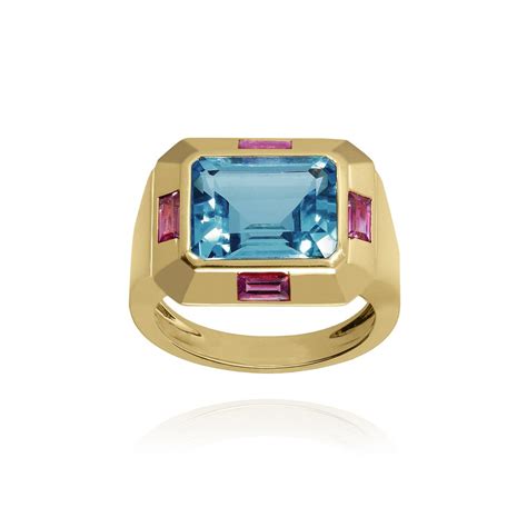 Galerie de différents styles de bagues topaze bleue : solitaire, chevalière, marquise, cabochon