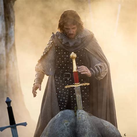 Illustration représentant le Roi Arthur retirant l'épée Excalibur du rocher.