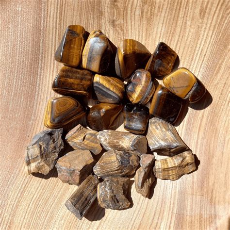 Gros plan sur la texture et les reflets chatoyants d'une pierre d'œil de tigre