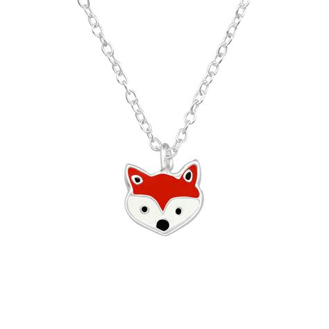 Pendentif en argent massif en forme de tête de renard sur une chaîne.