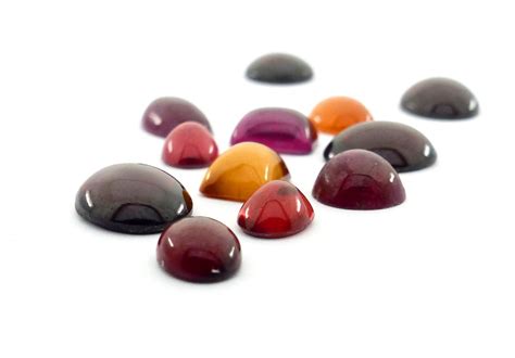 Illustration ancienne de grenades et de pierres grenats, soulignant la ressemblance visuelle.